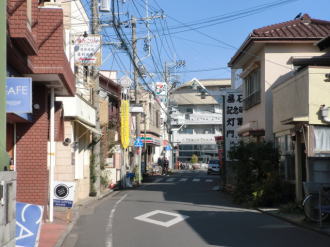 生活便利な前面商店街の様子
