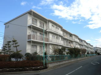 茅ヶ崎市松が丘にあるマンションの全景 茅ヶ崎市松が丘にあるマンションの全景