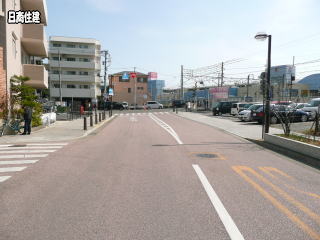 広々マンション前面道路の様子