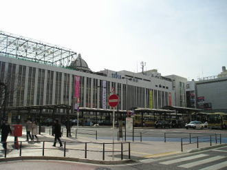バス約6分の平塚駅の風景