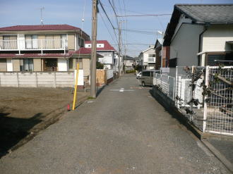 東側前面道路の様子 東側前面道路の様子