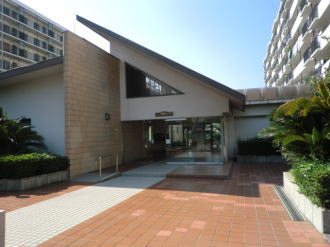 マンション敷地内エントランスの様子 マンション敷地内エントランスの様子