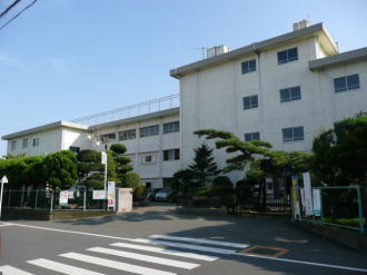 学区の平塚市立八幡小学校