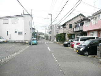 土地の前面道路東側より西を見て