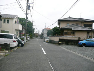 土地の前面道路西側より東を見て