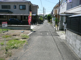 前面道路西側を見て